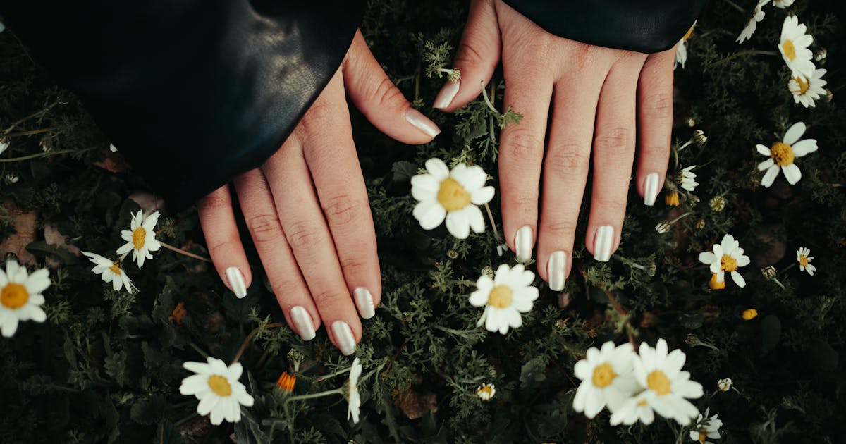 Best Nail Salon Near Me 2026 — Sanitation Red Flags + Licensure Check